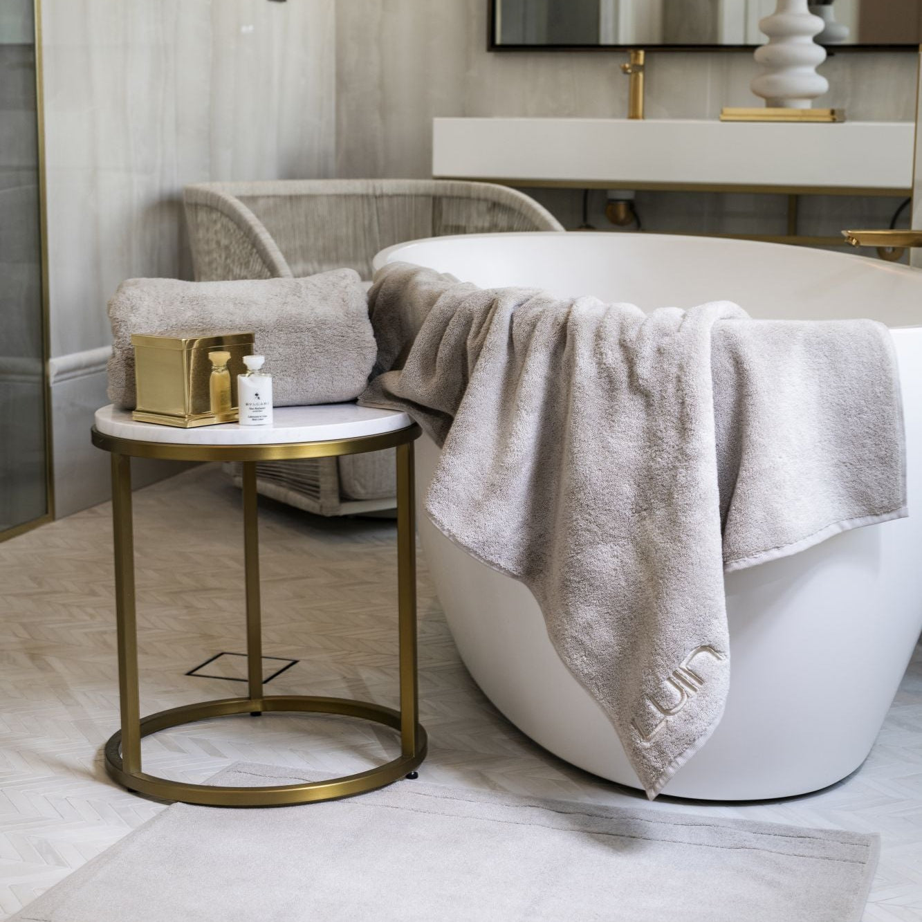 Sand coloured bath mat in a bathroom