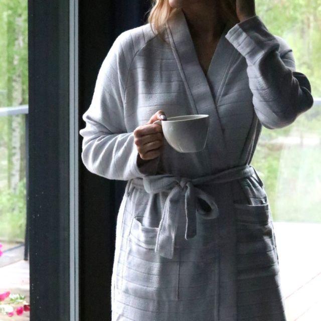 A soft and cosy morning gown and a cup of coffee, just the perfect way to start the weekend! ❤️

#luinliving #morninggown #bamboo #details #homewear #weekend