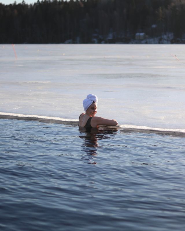Ice swimming season at its best! 💙 This week we're taking a deep dive into the winter sport of the daring.