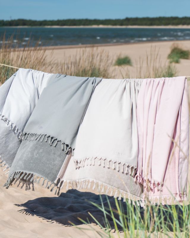 Time to get the summer mood on 🌤️ The Organic towels are the perfect companion to your beach bag as they dry fast and take only little bit of space. 

Which color would you choose? 🫶🏻