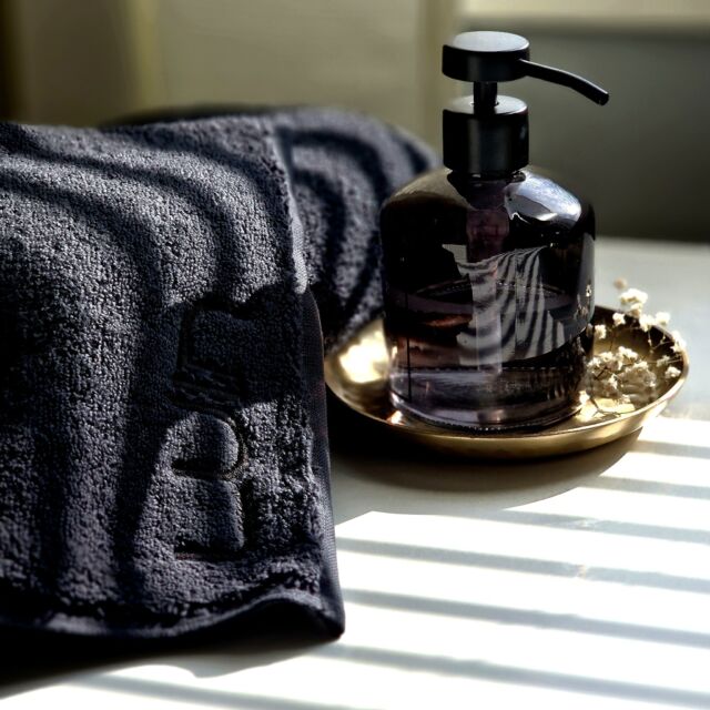We dont believe in trends or seasons, we believe in timeless legends. Black 🖤 Always fashion. 

#blacktowels #blackdecor #blackdecorations